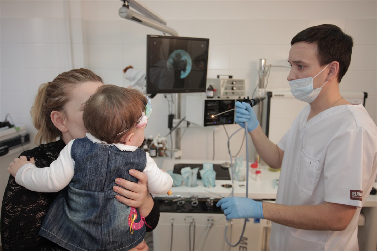 Увеличенные миндалины у ребенка