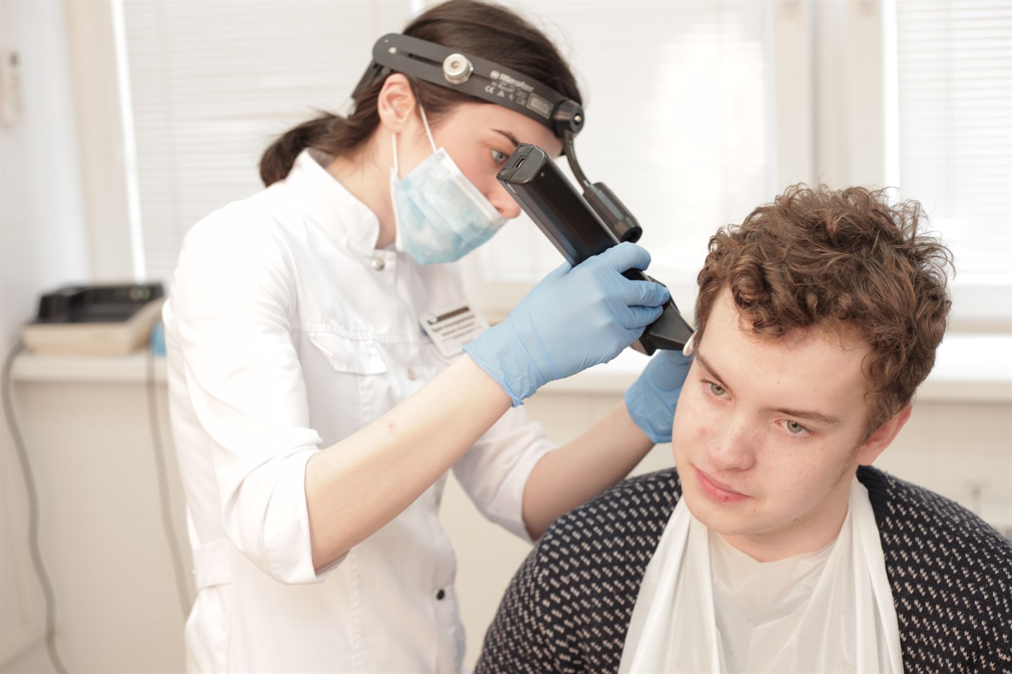 После промывания ушей болит ухо – почему и что делать?