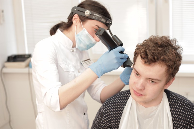 После промывания ушей болит ухо – почему и что делать?