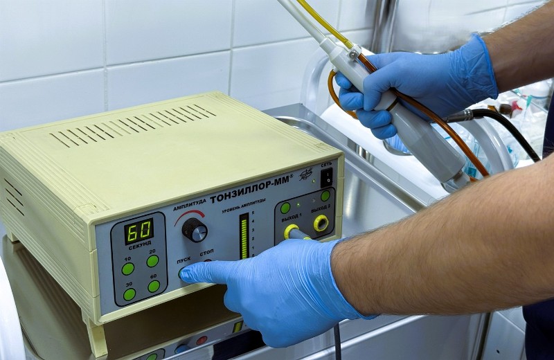 Вакуумное промывание лакун миндалин аппаратом «Тонзиллор»