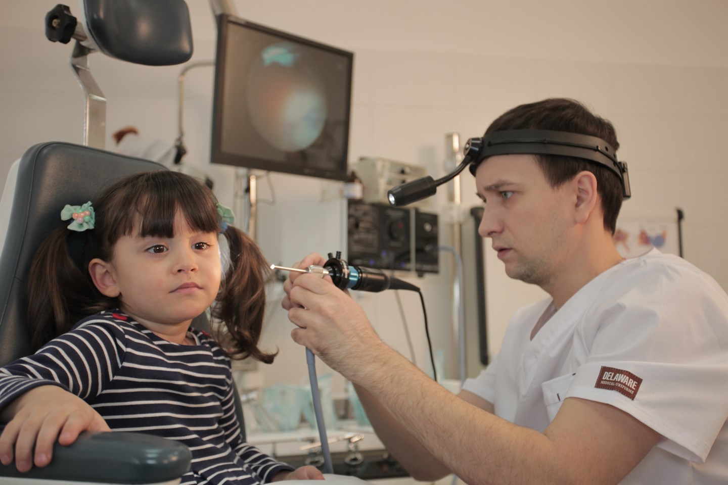 Промывание ушей детям