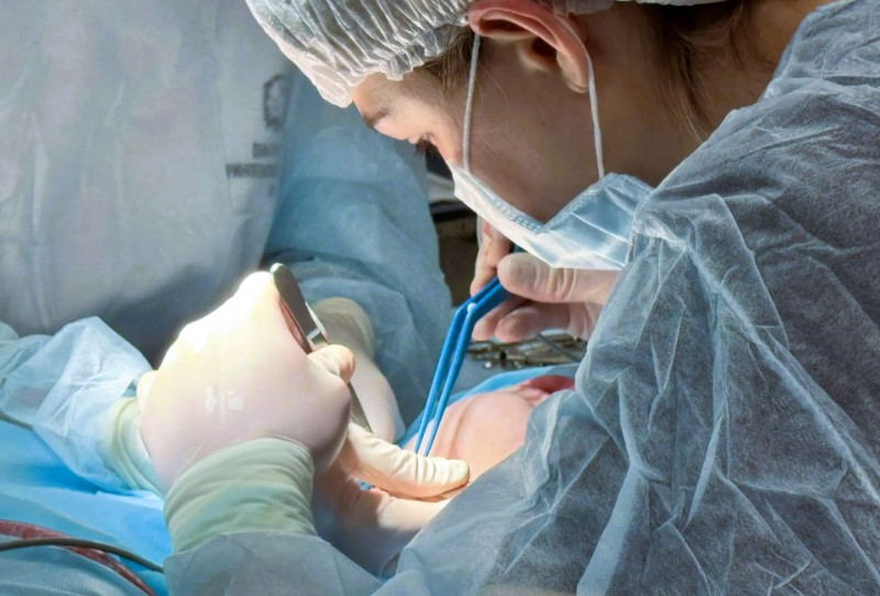 Лечение узелков голосовых складок (дисфонии) с применением хирургической лазерной техники