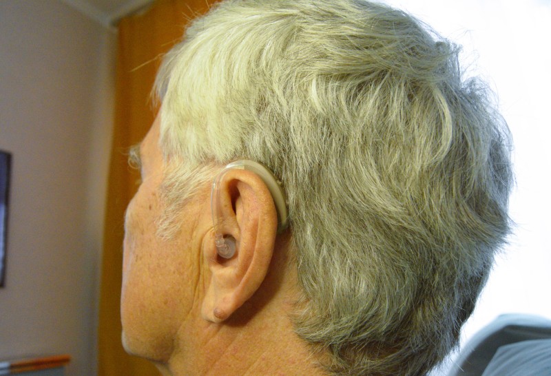 Слуховой аппарат для пожилого человека