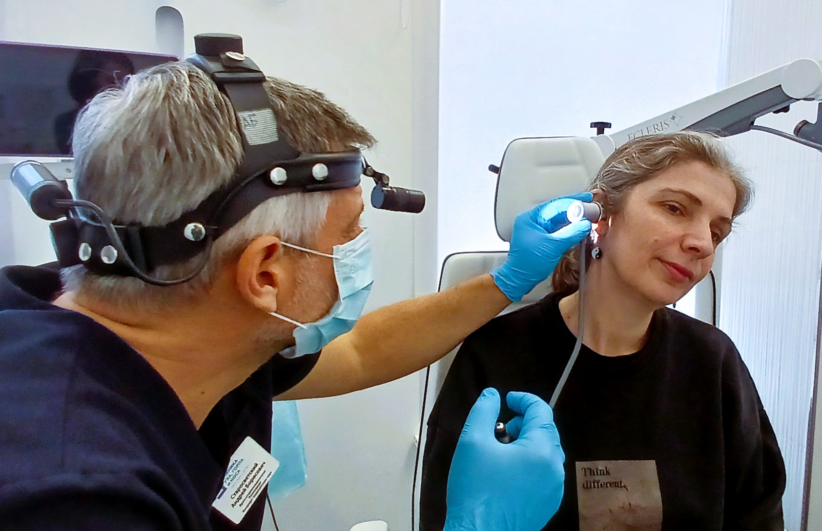 Промывание уха из-за серной пробки